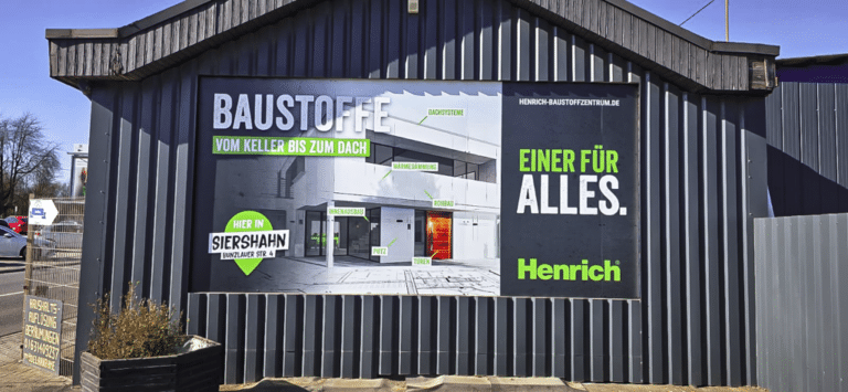 Schild an Fassade